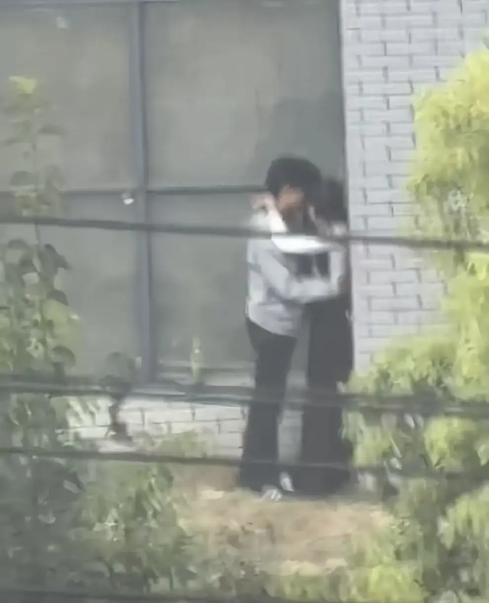 《蚌埠职教园情侣野外吃冰棒视频》完整版原生态高清画面免费看-蚌埠职教园今天咋了全网热议-情侣野外视频事件后续高清资源限时抢先鉴赏